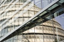 City Hall reflection in glass facade, Londres, Inglaterra, Reino Unido — Fotografia de Stock