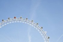 Лондонское колесо обозрения на фоне голубого неба, Лондон, Англия, Великобритания — стоковое фото