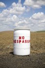 No trespassing barrel in wheat field, Palouse, Washington, USA — Stock Photo