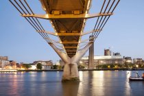 Millennium Bridge und tate modern in der Dämmerung, London, England, Großbritannien — Stockfoto