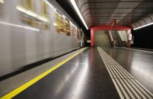 Пустая платформа и движущийся поезд на станции метро, Вена, Австрия — стоковое фото