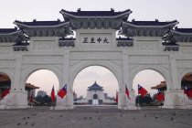 Porta d'ingresso al Chiang Kai-shek Memorial Hall con piccioni su piazza, Taipei, Taiwan — Foto stock