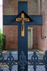 Crucifix outside church building, New York City, New York, États-Unis — Photo de stock