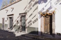 Тени флагов на фасаде здания, Сан-Мигель-де-Альенде, Гуанахуато, Мексика — стоковое фото