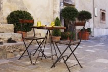 Tradicional café ao ar livre mesa e cadeiras, Bagno Vignoni, Toscana, Itália — Fotografia de Stock