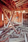 Interior da velha cabana de madeira em colapso no campo — Fotografia de Stock