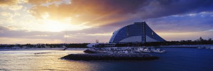 Пляжный отель Jumeirah на восходе солнца с лодками на воде, Дубай, Объединенные Арабские Эмираты — стоковое фото