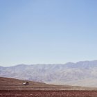 Automobile driving through desert, Death Valley, Nevada, États-Unis — Photo de stock