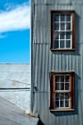 Окна в стене здания с металлическим сайдингом — стоковое фото