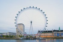 Roue London Eye au crépuscule dans le paysage urbain de Londres, Angleterre, Royaume-Uni — Photo de stock