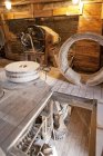 Старый интерьер мельницы с винтажным оборудованием в Seidla, Эстония — стоковое фото