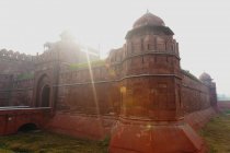 Forte rosso antico edificio in retroilluminazione luminosa, Jaipur, Rajasthan, India — Foto stock