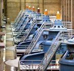 Fila de grandes turbinas em barragem industrial, Hoover Dam, Nevada, Estados Unidos — Fotografia de Stock