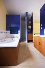 Intérieur coloré de salle de bain à Vancouver, Colombie-Britannique, Canada — Photo de stock