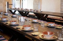 Grandes tables de salle à manger de Vihula Manor, Vihula, Estonie — Photo de stock