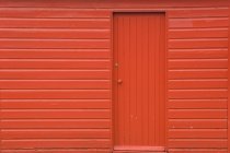 Cabanon en bois rouge avec porte, cadre complet — Photo de stock