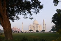Taj Mahal palazzo nel paesaggio di Agra, Uttar Pradesh, India — Foto stock