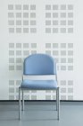 Sedia semplice blu contro parete moderna — Foto stock