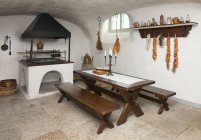 Кухня в подвале поместья Пальмсе, Пальмсе, Эстония — стоковое фото