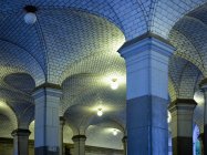 Interior de la estación de metro con columnata, Nueva York, Nueva York, EE.UU. - foto de stock