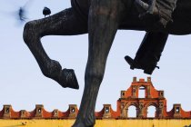 Pferdeskulptur Detail mit Gebäude, San Miguel de Allende, Guanajuato, Mexiko — Stockfoto