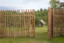 Старинный деревянный забор в сельской местности — стоковое фото