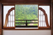 Відкритий дзвоник у формі традиційного азіатського вікна в Японії — стокове фото