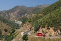 Sierra Nevada mountain road with red fire truck, California, Estados Unidos - foto de stock