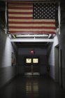 Bandeira americana, estrelas e listras penduradas em lugar público no corredor . — Fotografia de Stock