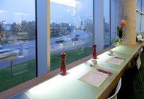 Assentos de janela e mesa em cafe de luxo em Tartu, Estonia — Fotografia de Stock