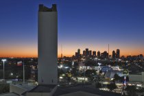 Современный город на закате в Далласе, Техас, США — стоковое фото
