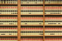 Полиці юридичних книг в Далласі, штат Техас, США — стокове фото