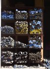 Fournitures de poteaux métalliques sur les étagères industrielles, Jaipur, Rajasthan, Inde — Photo de stock