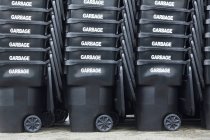 Gestapelte schwarze Mülltonnen, Rassel, Washington, Vereinigte Staaten — Stockfoto