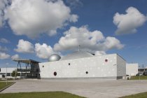 Ахаа науковий центр екстер'єр і Синє небо з хмарами у Тарту, Естонія — стокове фото