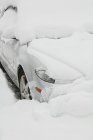Автомобиль, погребенный под снегом зимой в Солт-Лейк-Сити, штат Юта, США — стоковое фото