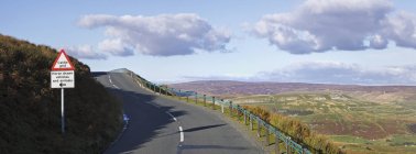 Route de campagne avec panneau, Yorkshire Dales National Park, Wensleydale, Yorkshire Dales, Royaume-Uni — Photo de stock
