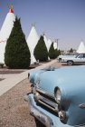 Motel au bord de la route avec chambres tipi dans le désert de Holbrook, Arizona, États-Unis — Photo de stock