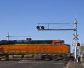 Fast moving train at railroad crossing, Holbrook, Arizona, Estados Unidos da América — Fotografia de Stock