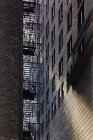 Beco da cidade entre edifícios de apartamentos, Chicago, Illinois, EUA — Fotografia de Stock