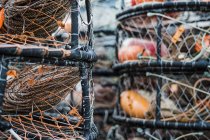 Крабовые и омаровые горшки на набережной, крупным планом . — стоковое фото