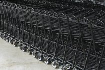 Супермаркет візки складені разом, повна рамка . — стокове фото