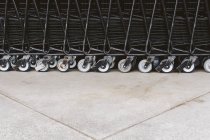 Carrinhos de supermercado empilhados juntos, quadro completo . — Fotografia de Stock