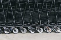 Chariots supermarchés empilés ensemble, plein cadre . — Photo de stock