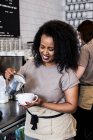 Mulher barista preparando xícara de café no café . — Fotografia de Stock