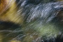 Longa exposição resumo da água corrente do rio — Fotografia de Stock