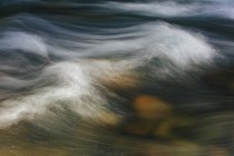 Довга експозиція абстракції річкової води — стокове фото