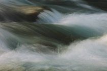 Longa exposição resumo da água corrente do rio — Fotografia de Stock