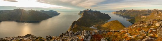 Landschaft von Bergen und Wasser auf den erhabenen Inseln, Norwegen, Europa. — Stockfoto