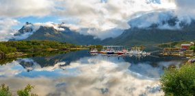 Fischerboote und traditionelle Holzhütten, lofoten Inseln, Norwegen, Europa. — Stockfoto